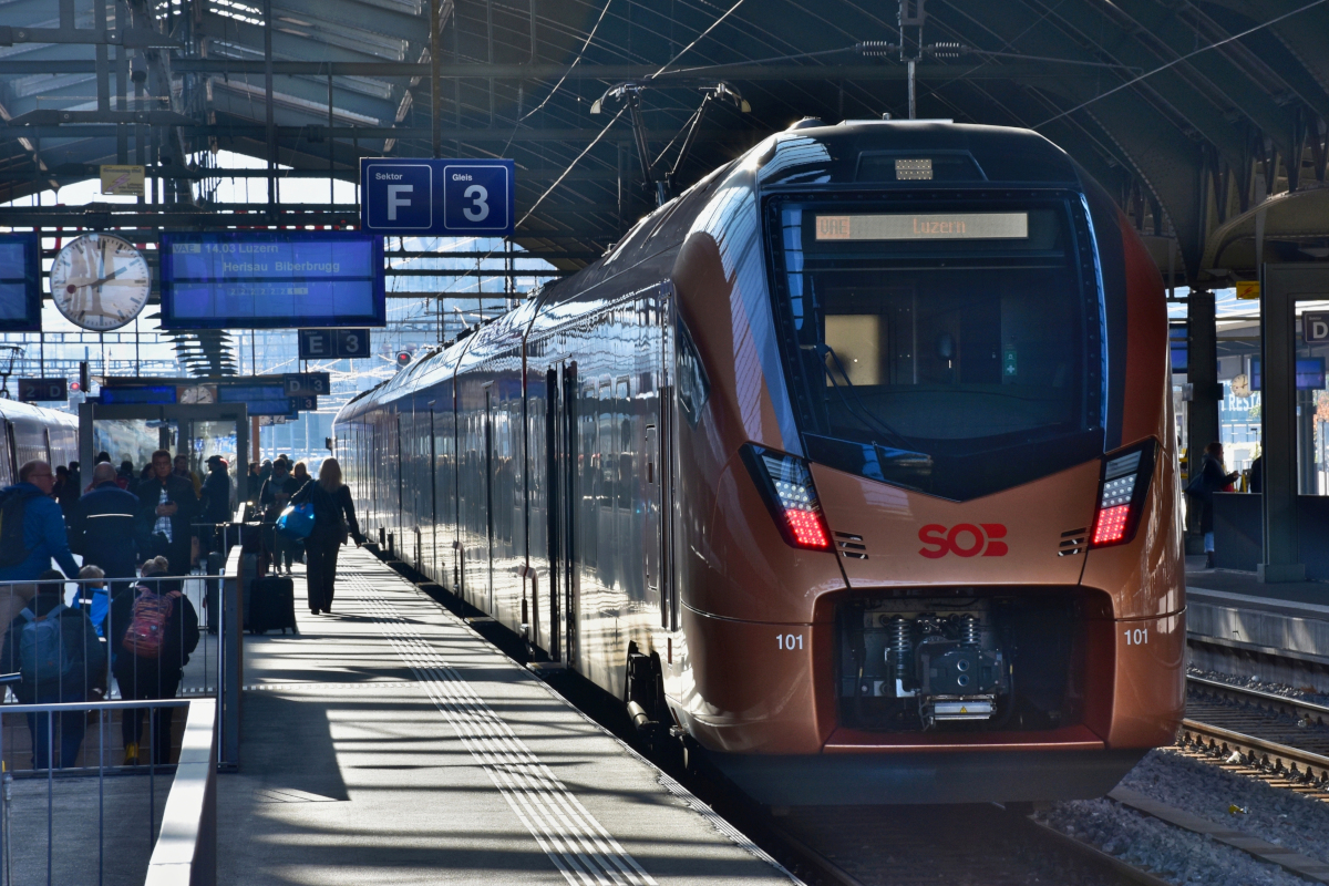 RABe 526-201 »Traverso« der Südostbahn steht am 10.11.2019 als Voralpen-Express abfahrtbereit Richtung Luzern im Bahnhof St. Gallen