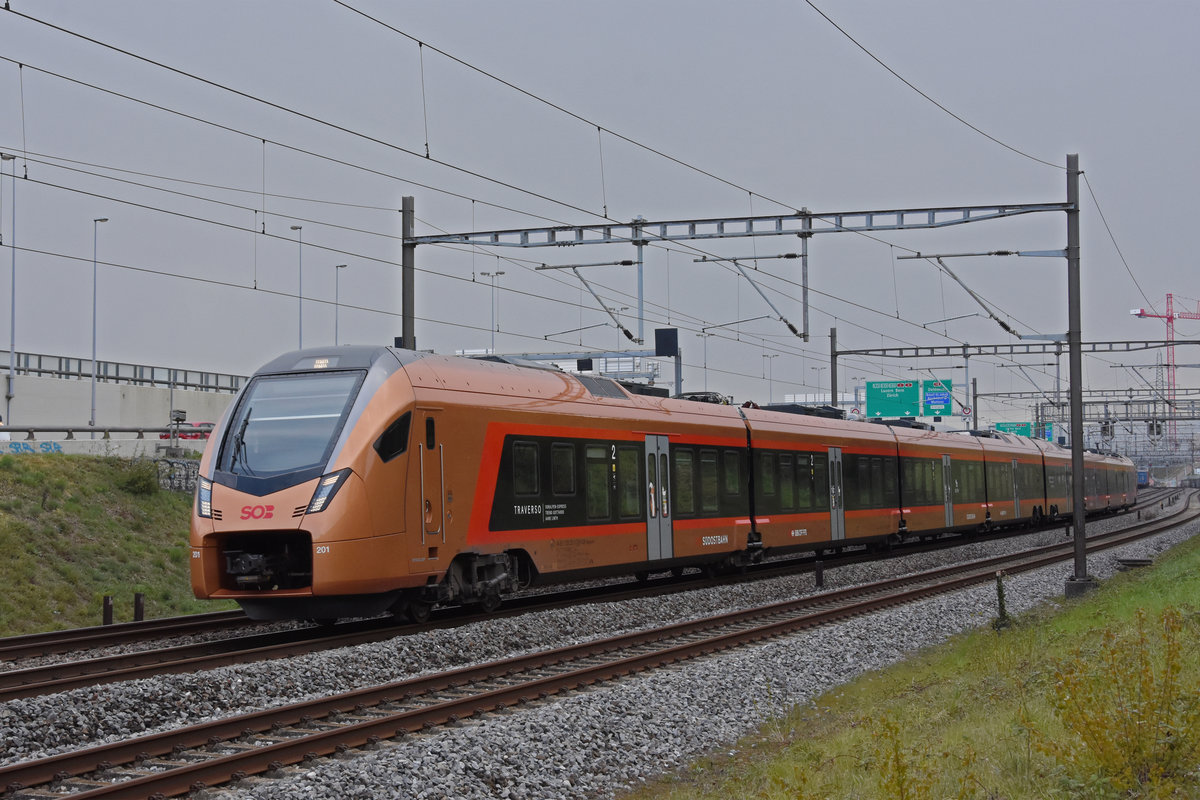 RABe 526 201 Traverso der SOB, fährt Richtung Bahnhof SBB. Die Aufnahme stammt vom 15.04.2021.
