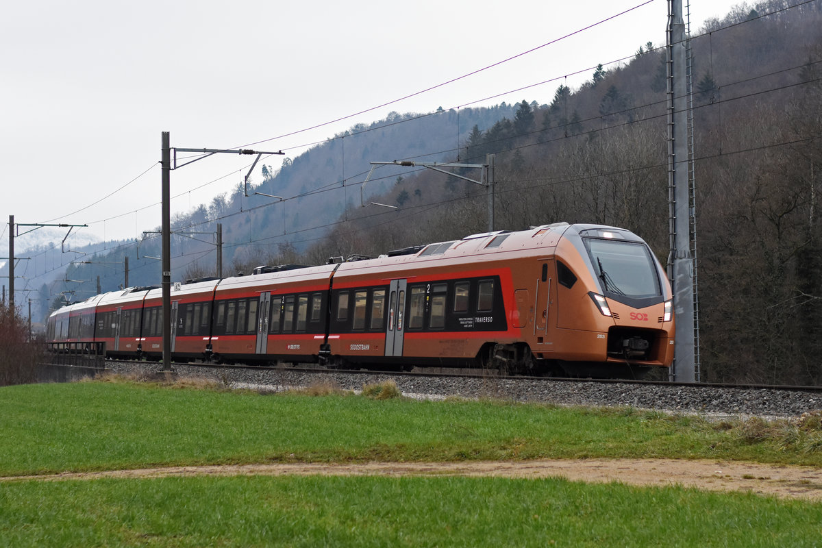 RABe 526 203 Traverso fährt Richtung Bahnhof Gelterkinden. Die Aufnahme stammt vom 04.01.2021.