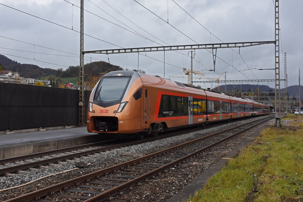 RABe 526 203 Traverso der SOB durchfährt den Bahnhof Gelterkinden. Die Aufnahme stammt vom 05.11.2021.