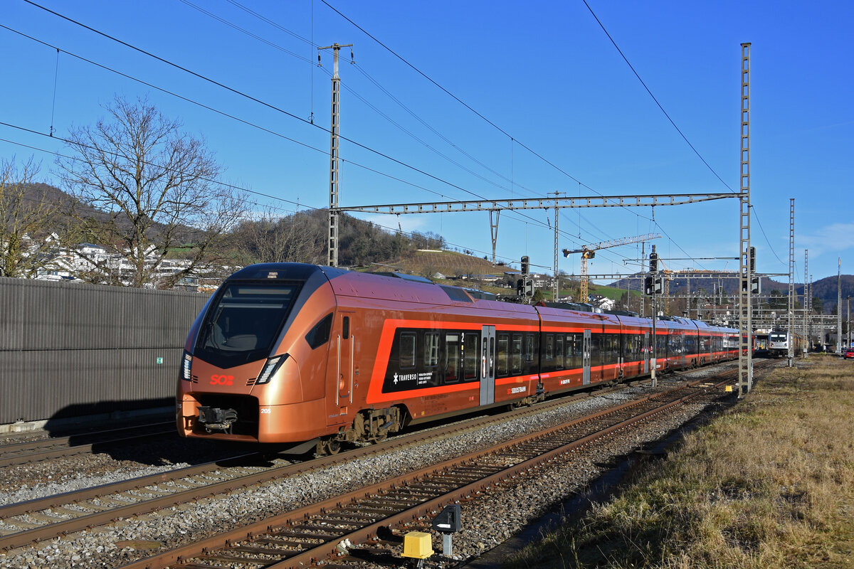 RABe 526 205 Traverso der SOB durchfährt den Bahnhof Gelterkinden. Die Aufnahme stammt vom 31.12.2021.