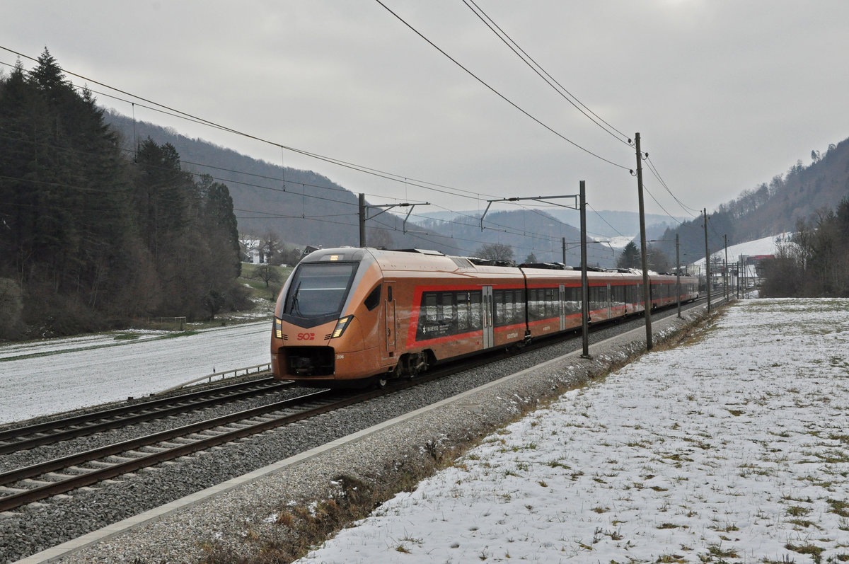 RABe 526 206 Traverso der SOB fährt Richtung Bahnhof Gelterkinden. Die Aufnahme stammt vom 11.01.2021.