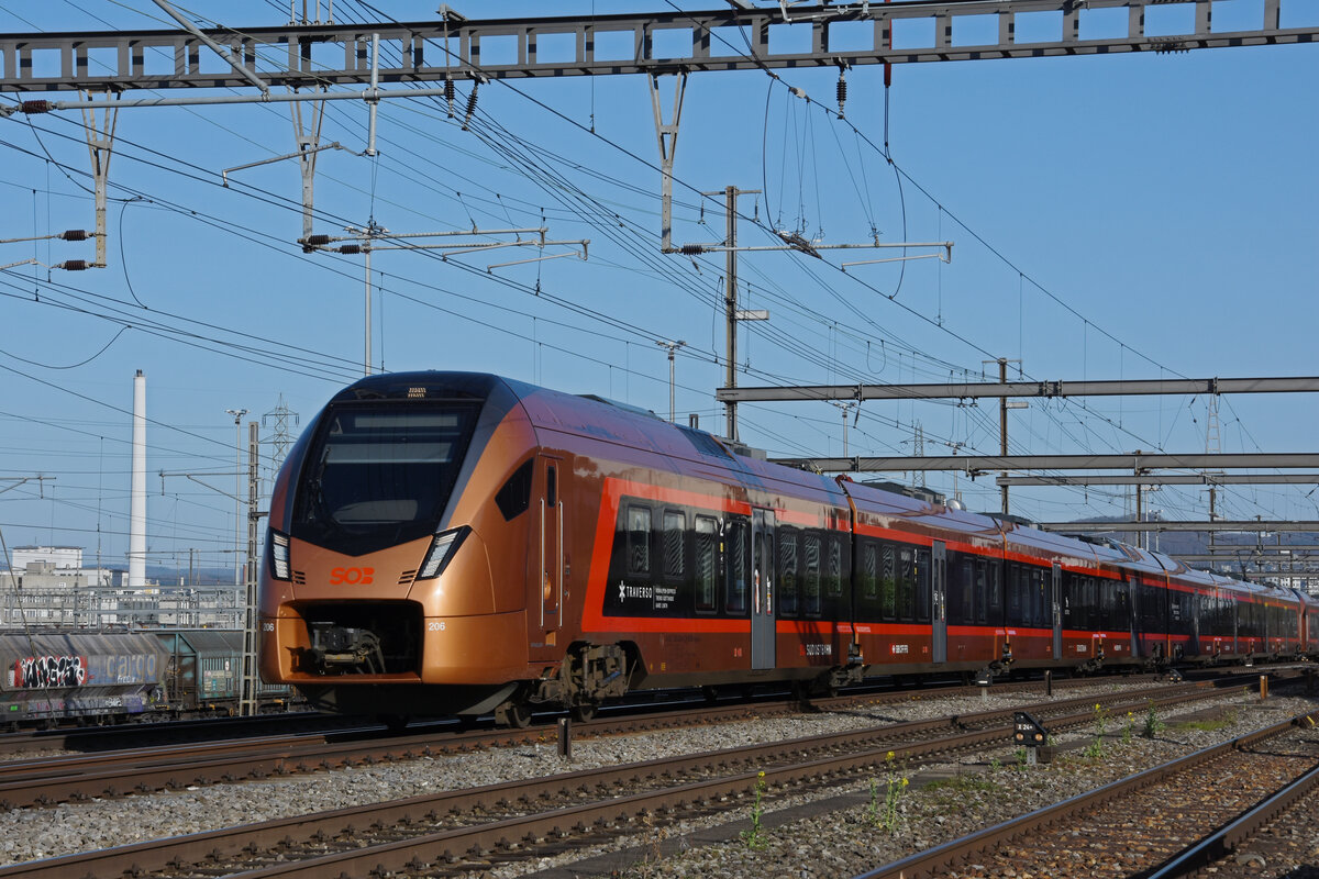 RABe 526 206 Traverso der SOB durchfährt den Bahnhof Muttenz. Die Aufnahme stammt vom 31.03.2021.