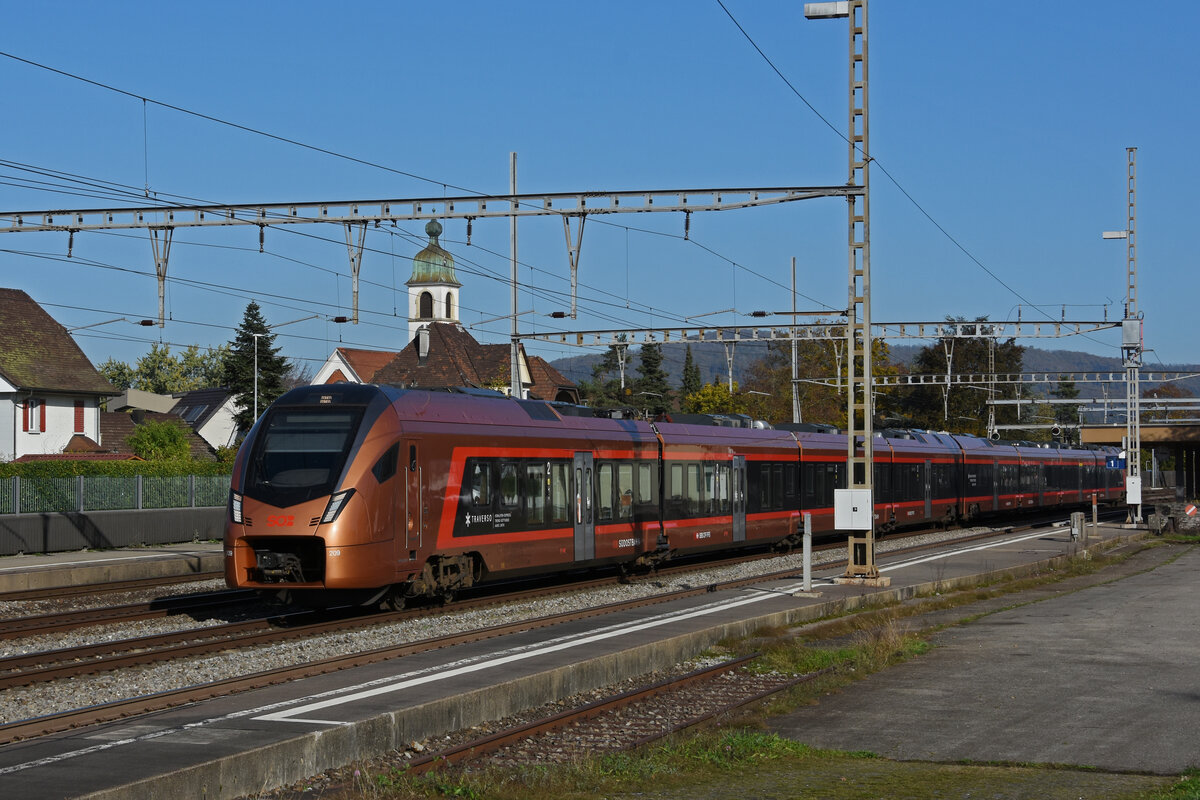 RABe 526 209 Traverso der SOB durchfährt am 27.10.2022 den Bahnhof Rupperswil.