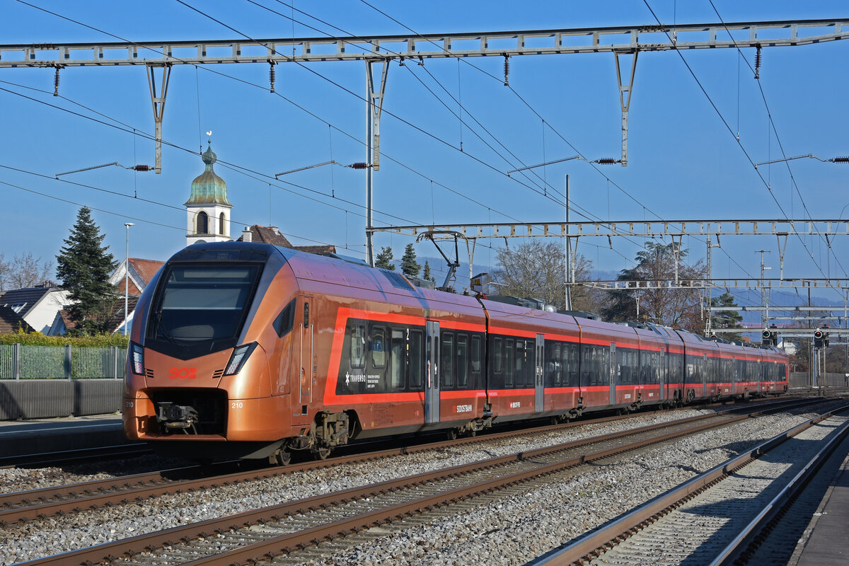 RABe 526 210 Traverso der SOB durchfährt den Bahnhof Rupperswil. Die Aufnahme stammt vom 13.01.2022.