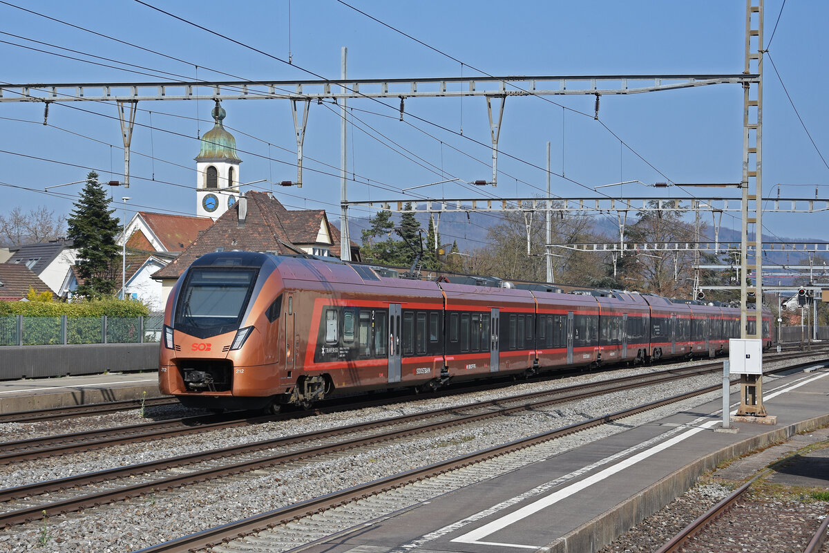 RABe 526 212 Traverso der SOB durchfährt den Bahnhof Rupperswil. Die Aufnahme stammt vom 28.03.2022.
