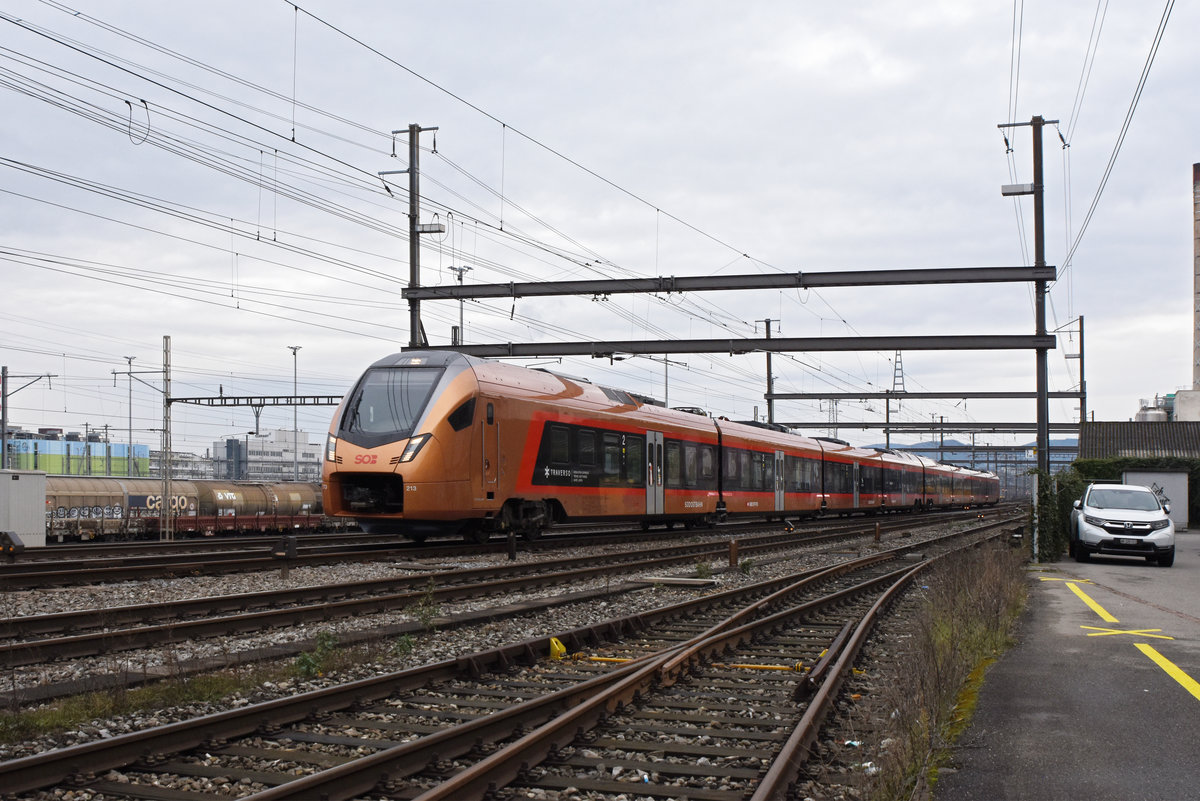 RABe 526 213 der SOB, durchfährt den Bahnhof Muttenz. Die Aufnahme stammt vom 31.12.2020.