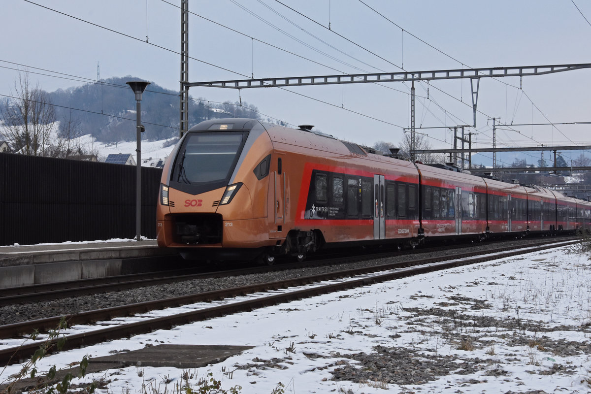RABe 526 213 Traverso der SOB, durchfährt den Bahnhof Gelterkinden. Die Aufnahme stammt vom 15.02.2021.