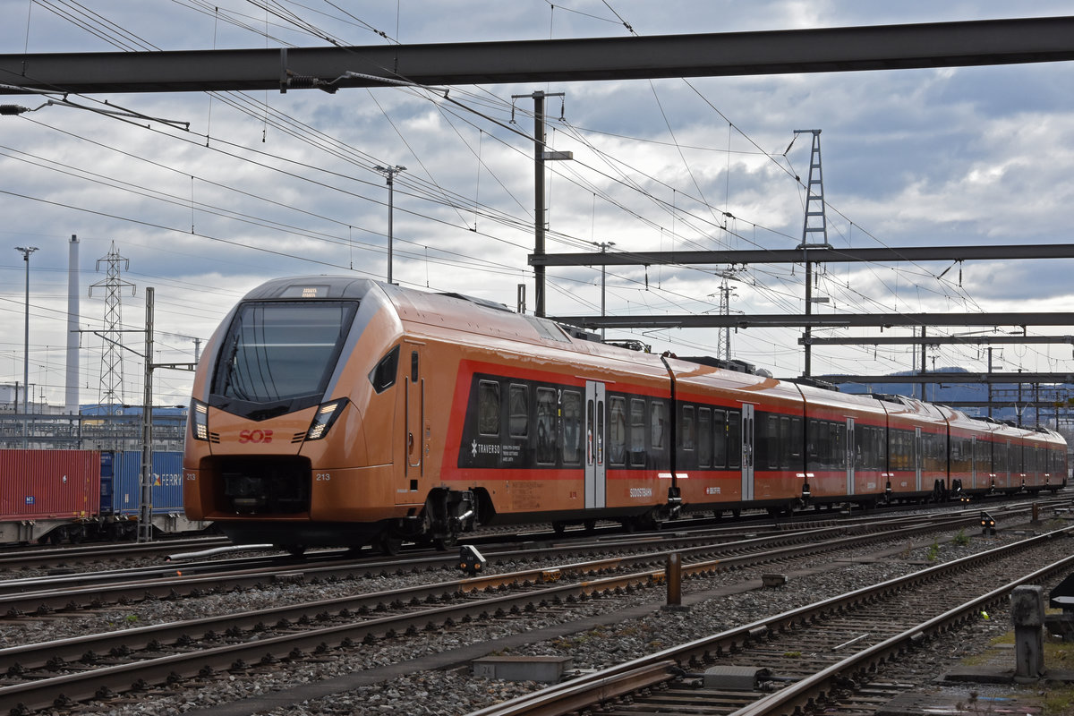 RABe 526 213 Traverso der SOB, durchfährt den Bahnhof Muttenz. Die Aufnahme stammt vom 13.03.2021.