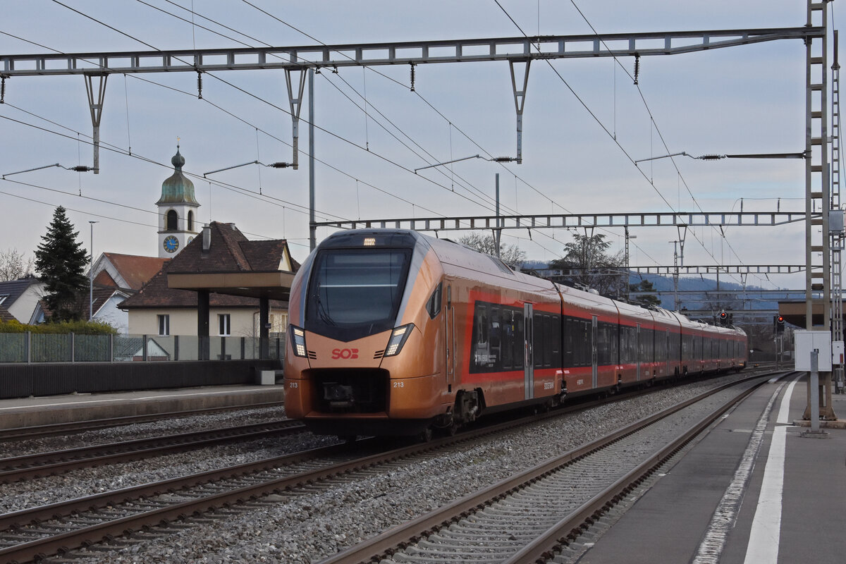 RABe 526 213 Traverso der SOB durchfährt den Bahnhof Rupperswil. Die Aufnahme stammt vom 07.01.2022.