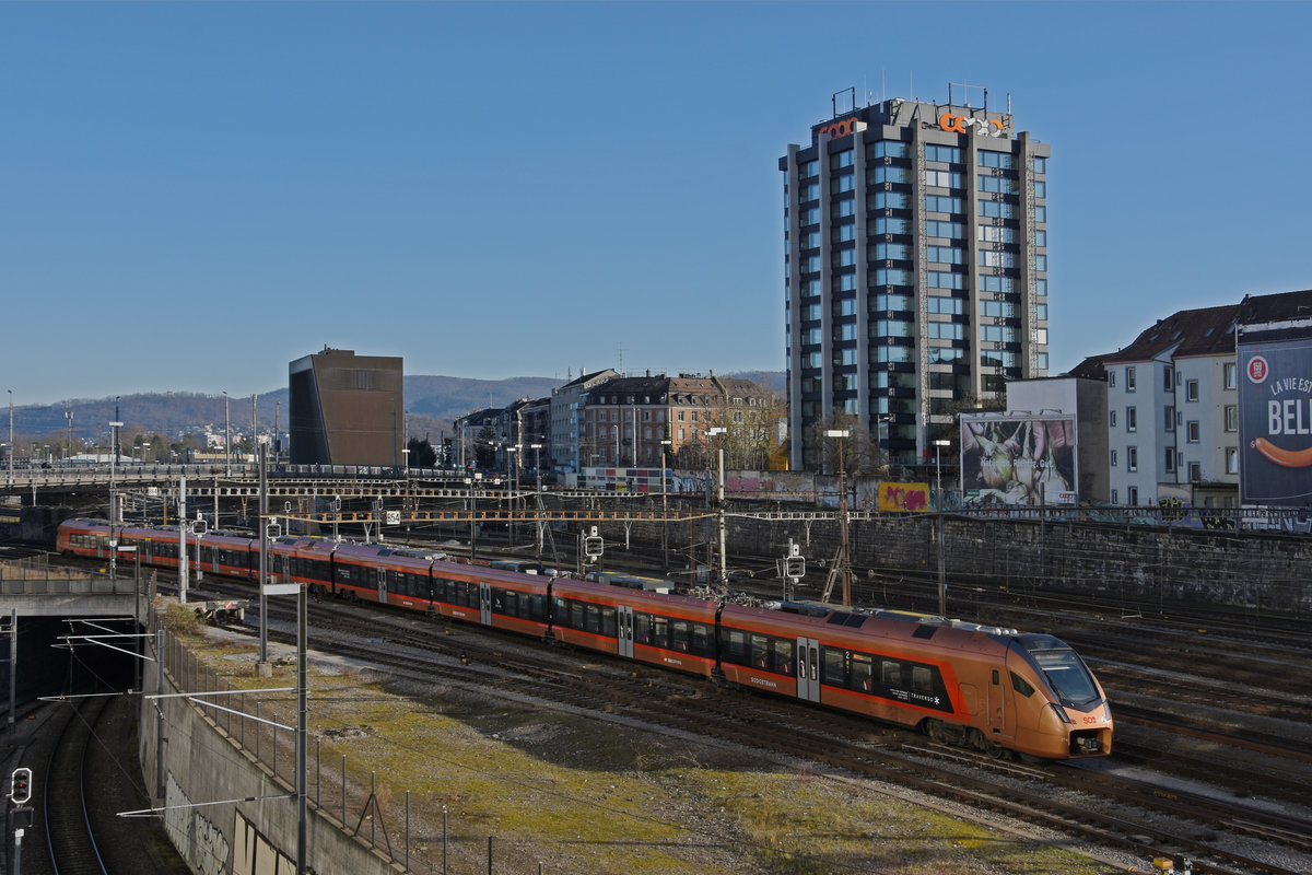 RABe 526 214 Traverso der SOB verlässt den Bahnhof SBB. Die Aufnahme stammt vom 21.02.2021.