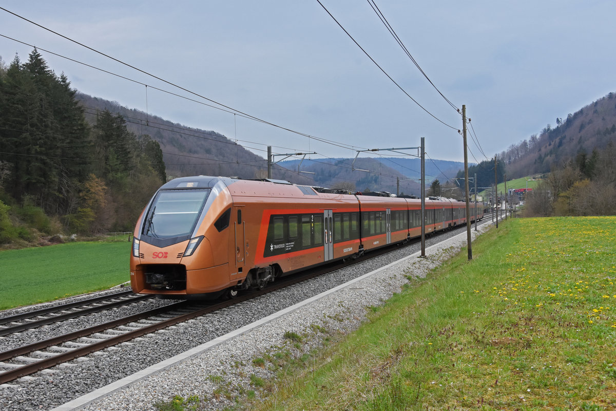 RABe 526 214 Traverso der SOB, fährt Richtung Bahnhof Gelterkinden. Die Aufnahme stammt vom 19.04.2021.