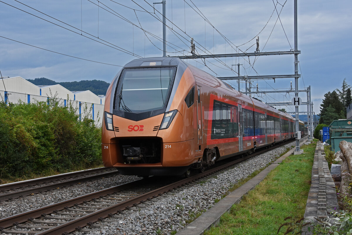 RABe 526 214 Traverso der SOB fährt Richtung Bahnhof Lausen. Die Aufnahme stammt vom 28.08.2021.