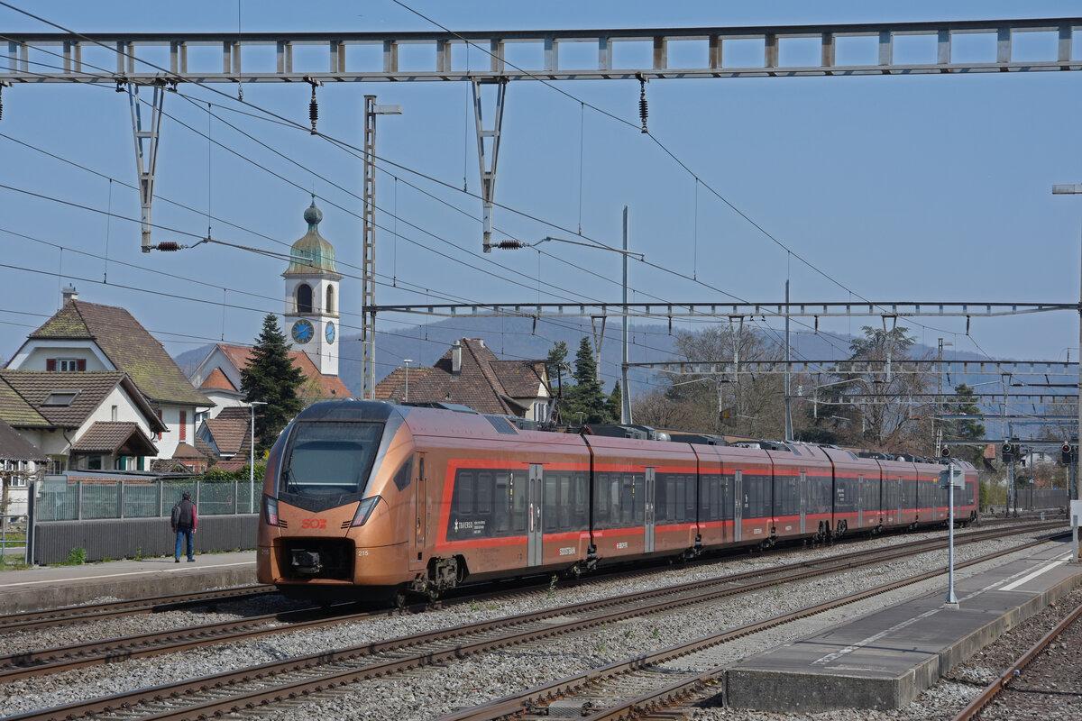RABe 526 215 Traverso der SOB durchfährt den Bahnhof Rupperswil. Die Aufnahme stammt vom 28.03.2022.