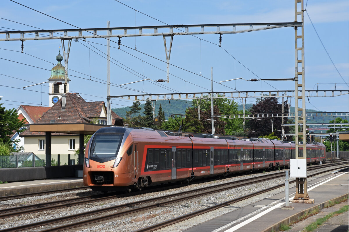 RABe 526 216 Traverso der SOB durchfährt den Bahnhof Rupperswil. Die Aufnahme stammt vom 12.05.2022.