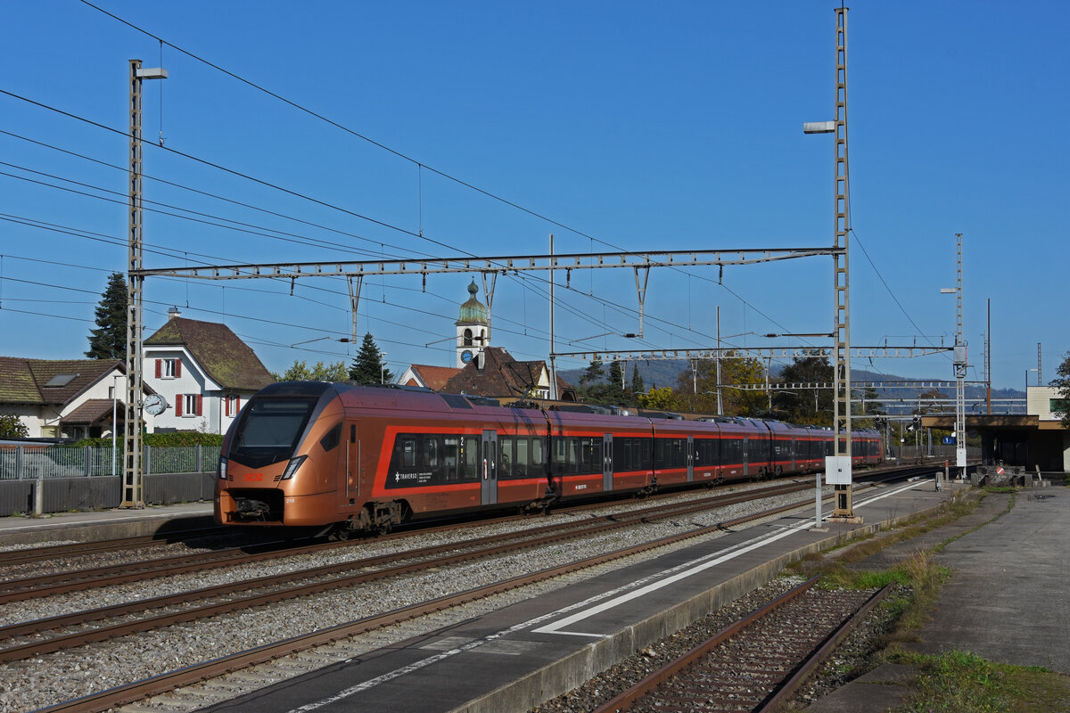 RABe 526 216 Traverso der SOB durchfährt am 27.10.2022 den Bahnhof Rupperswil.