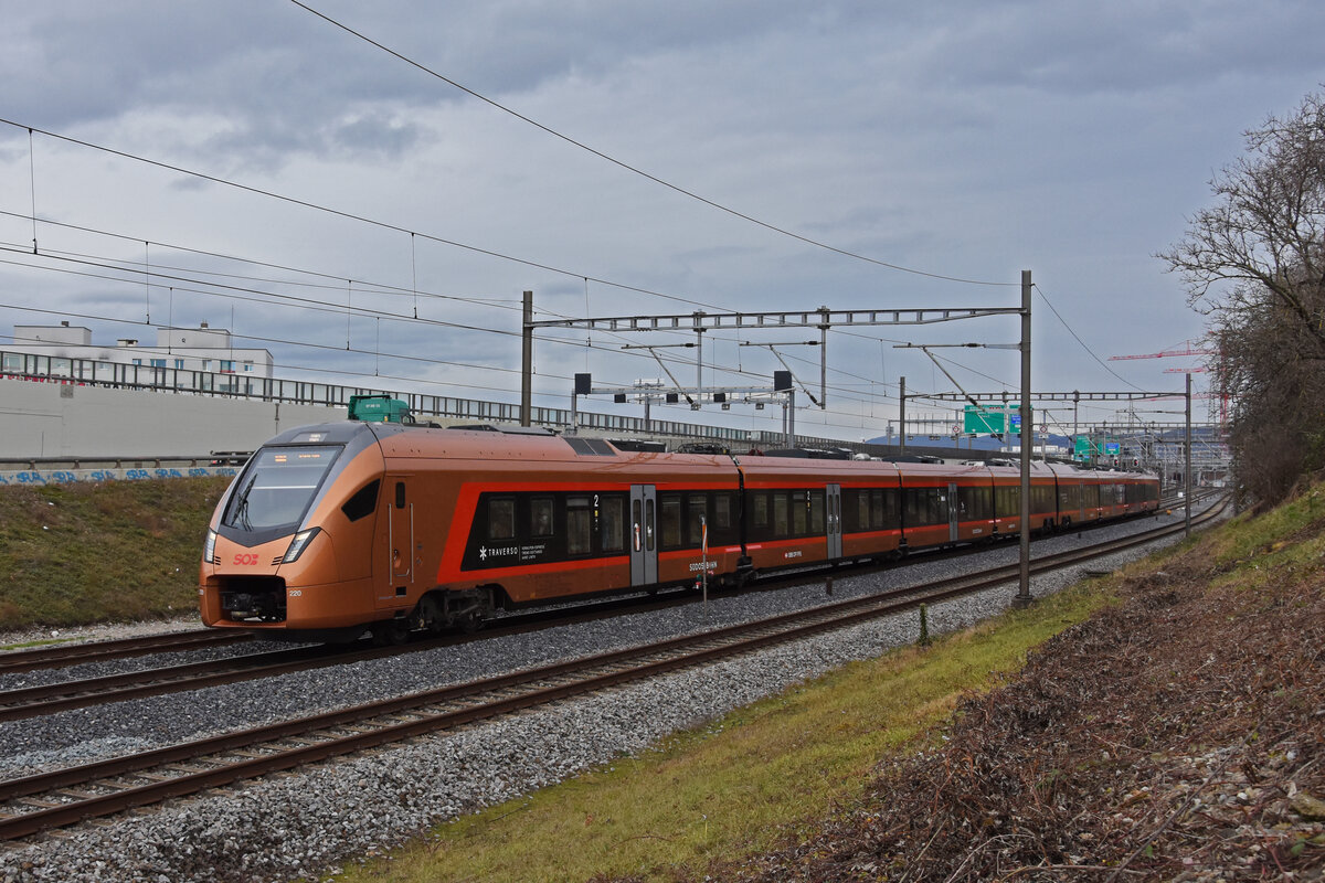RABe 526 220 Traverso der SOB fährt Richtung Bahnhof SBB. Die Aufnahme stammt vom 03.01.2022.