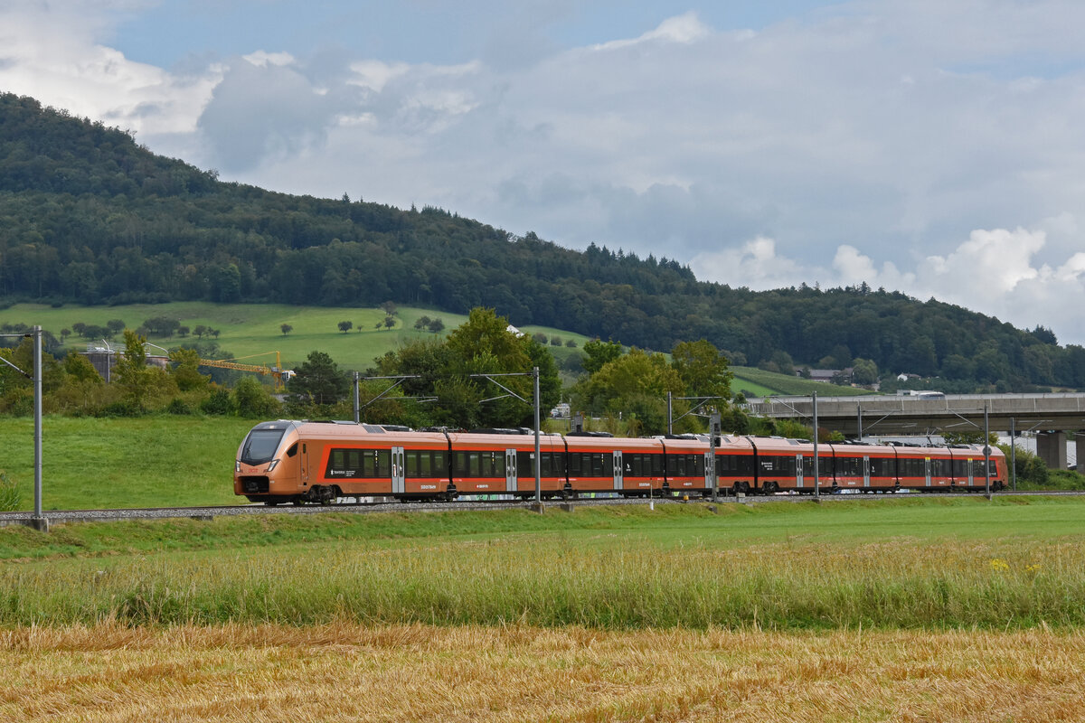 RABe 526 220 Traverso der SOB fährt Richtung Bahnhof Itingen. Die Aufnahme stammt vom 28.08.2021.
