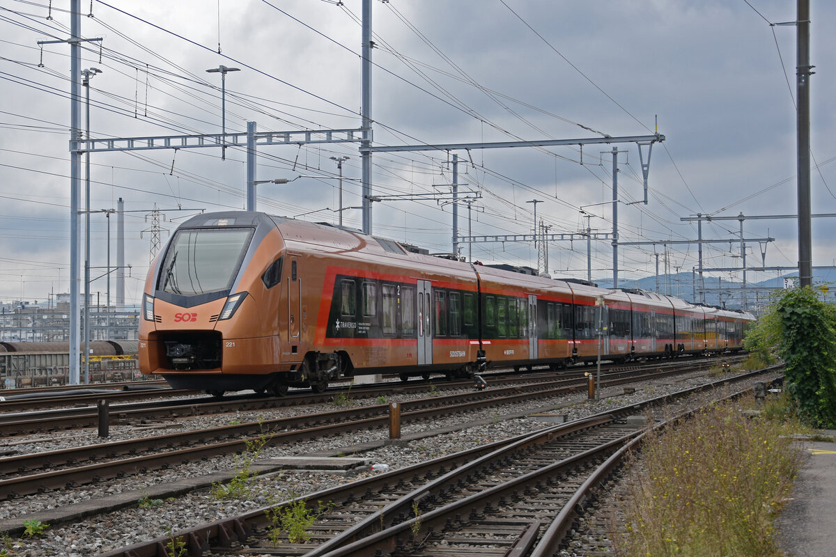RABe 526 221 Traverso der SOB durchfährt am 18.08.2022 den Bahnhof Muttenz.