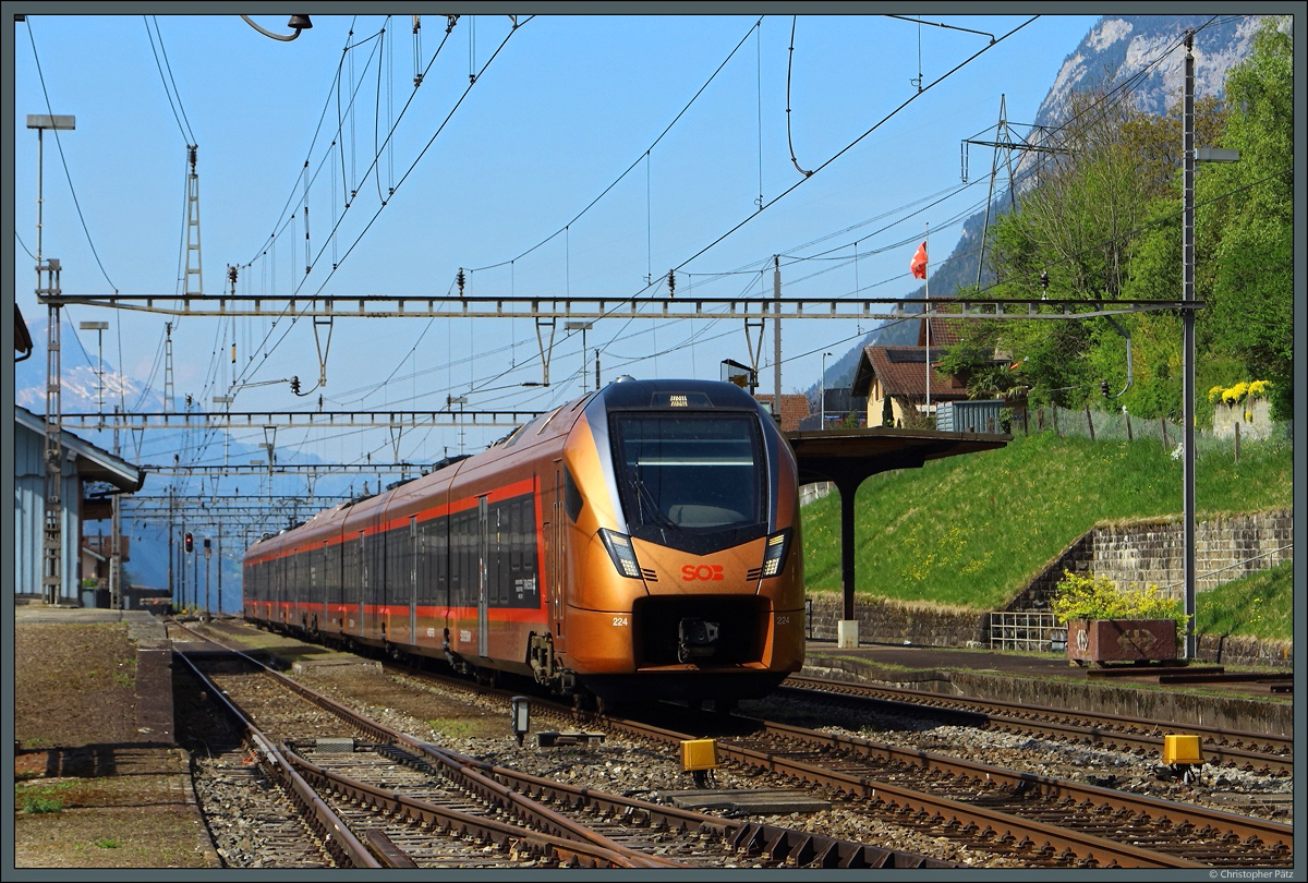 RABe 526 223 der SOB fährt am 20.04.2022 durch den Bahnhof Silenen-Amsteg. Personenzüge halten hier nicht mehr, trotzdem wirkt der Bahnsteig noch sehr gepflegt.