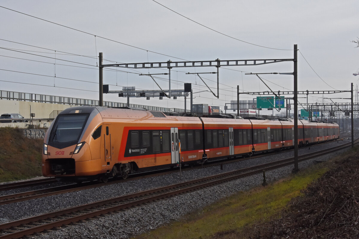 RABe 526 223 Traverso der SOB fährt Richtung Bahnhof SBB. Die Aufnahmestammt vom 23.12.2021.