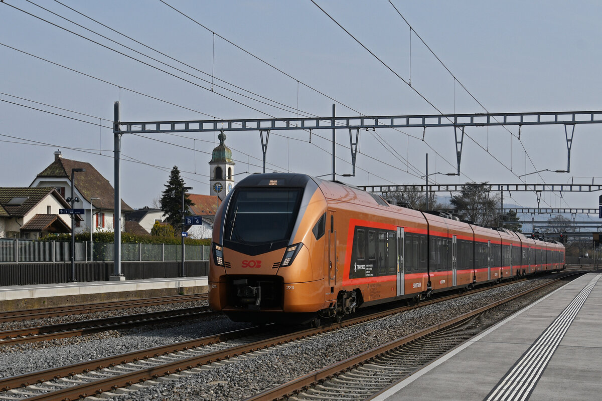 RABe 526 224 Traverso der SOB durchfährt am 09.03.2026 den Bahnhof Rupperswil.