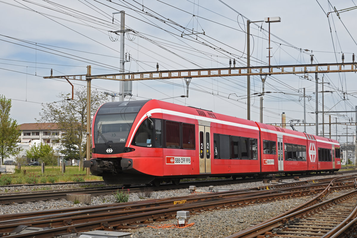 RABe 526 262 durchfährt als Dienstfahrt den Bahnhof Pratteln. Die Aufnahme stammt vom 21.04.2020.