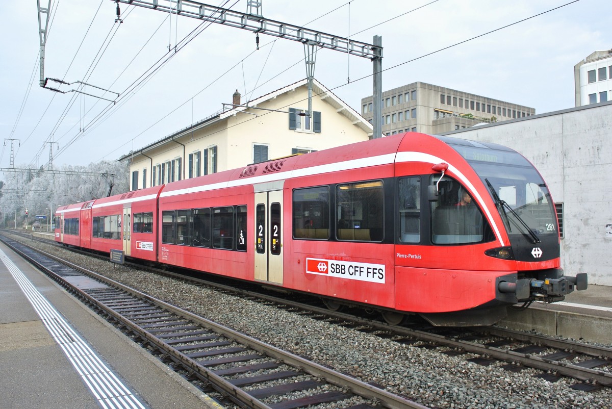 RABe 526 281 als Regio 5226 in Solothurn West. Einst beschaffte der Regionalverkehr Mitteland (RM) diese GTW's. Nach der Fusion mit der BLS behielten diese Züge das rote RM Farbkleid. Ihr damaliges Einsatzgebiet war u. a. die Strecke Solothurn-Moutier. Als die SBB den Personenverkehr zwischen Solothurn und Moutier übernahm, gab sie im Gegenzug den Regionalverkehr zwischen Luzern-Langnau-Langenthal an die BLS ab. Dort wurden dann die ehem. RM GTW's eingesetzt, zwischen Solothurn und Moutier wiederum verkehrten SBB Dominos. Nun, auf den Fahrplanwechsel 2013, kaufte die SBB diese roten GTW's, und setzt sie seither zwischen Biel-La Chaux-de-Fonds sowie auf der ehem. Stammlinie Solothurn-Moutier (-Sonceboz) ein. Ausserdem wurde ein neues Flügelkonzept im Jura mit diesen Zügen umgesetzt, 18.12.2013.