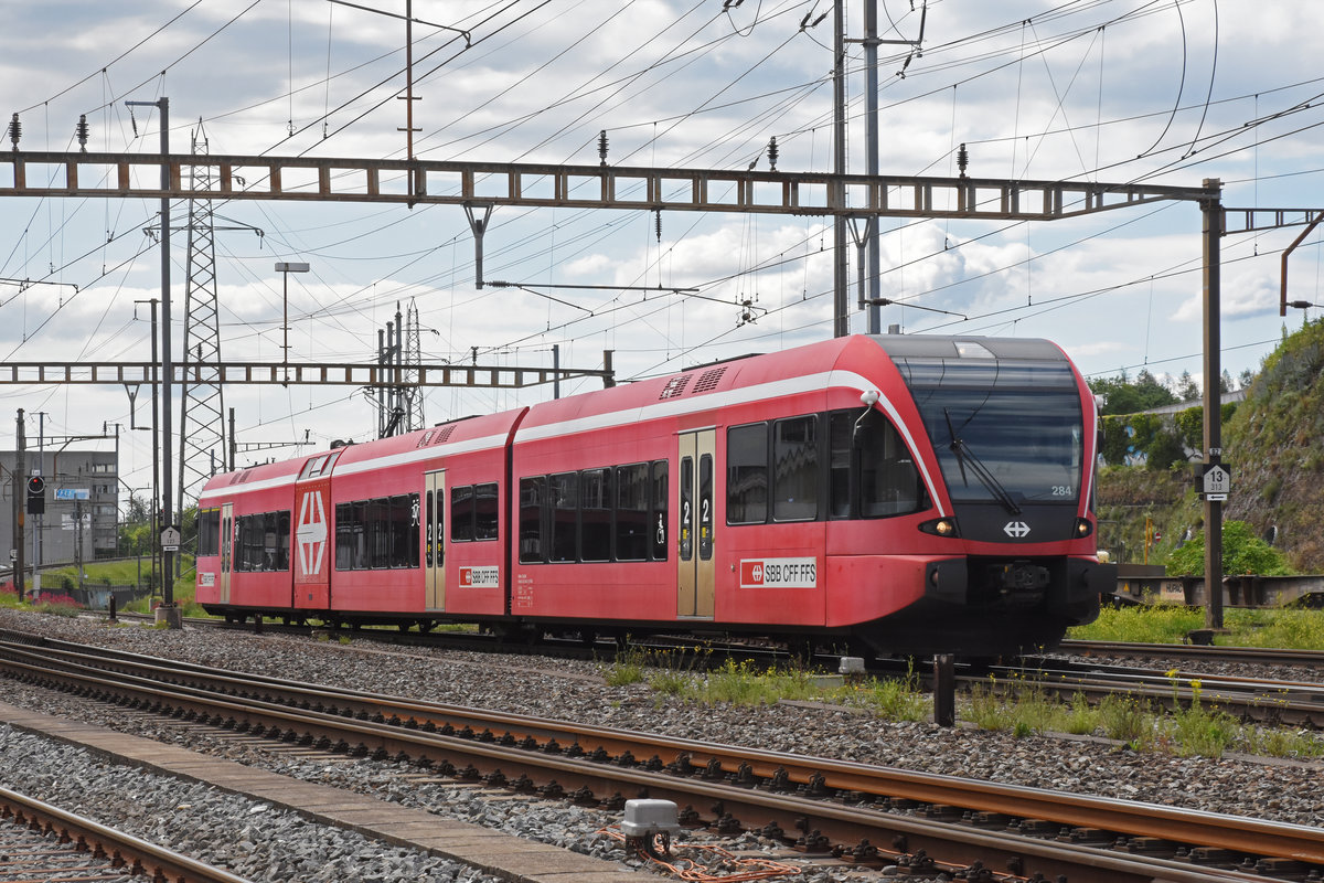 RABe 526 284-0 durchfährt als Dienstfahrt den Bahnhof Pratteln. Die Aufnahme stammt vom 25.05.2020.