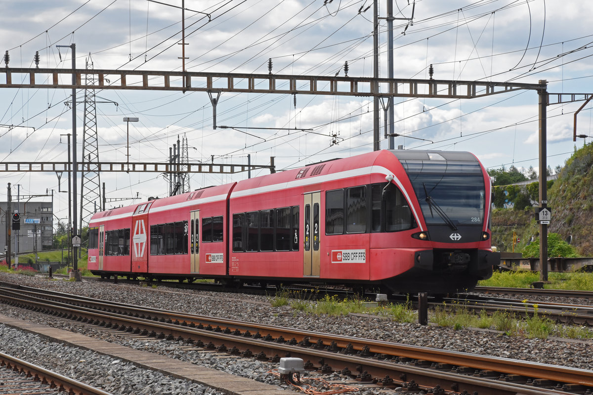 RABe 526 284-0 durchfährt als Dienstfahrt den Bahnhof Pratteln. Die Aufnahme stammt vom 25.05.2020.