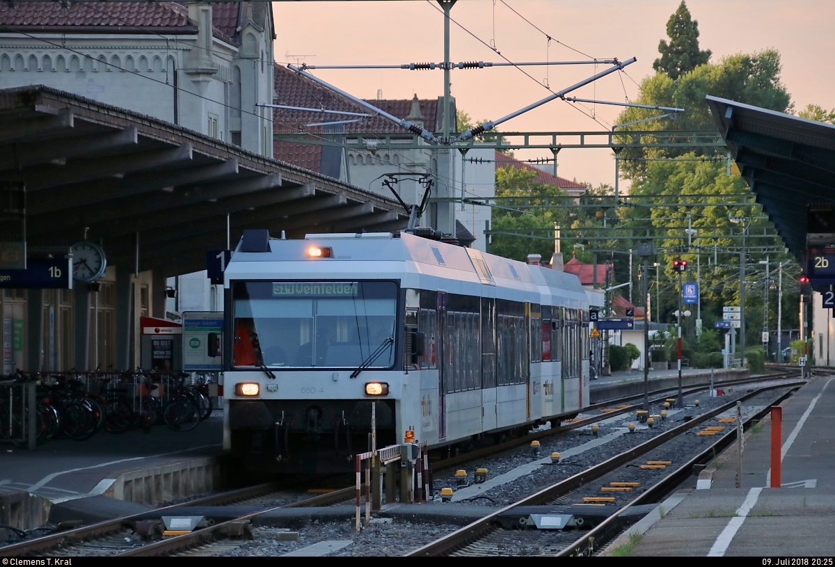 RABe 526 680-4 und RABe 526 223-1 (Stadler GTW | erste Generation) der Thurbo AG als S 14 nach Weinfelden (CH) stehen in ihrem Startbahnhof Konstanz auf Gleis 1b.
[9.7.2018 | 20:25 Uhr]