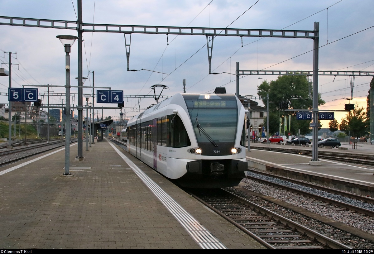 RABe 526 728-1 (Stadler GTW) der S-Bahn St. Gallen (Thurbo AG) als S2 von St. Gallen (CH) nach Altstätten SG (CH) verlässt den Bahnhof Rorschach auf Gleis 4.
[10.7.2018 | 20:29 Uhr]