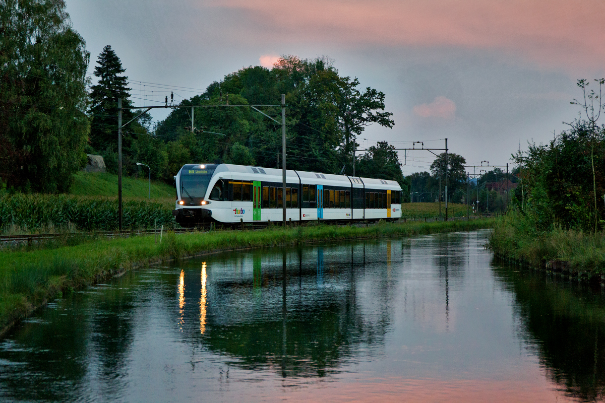 RABe 526 761-2 beim Einnachten als S5 nach Weinfelden am Thurkanal bei Bürglen.Bild vom 9.9.2014