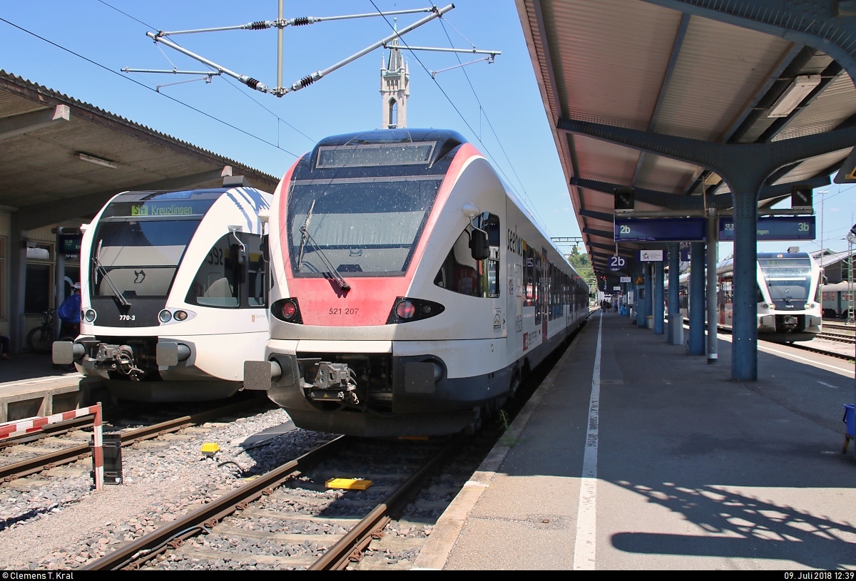 RABe 526 770-3 (Stadler GTW) der Thurbo AG als S 14 nach Kreuzlingen (CH) trifft auf RABe 521 207 (Stadler FLIRT) der SBB GmbH (SBB) als SBB87684  Seehas  nach Engen in ihrem Startbahnhof Konstanz.
Wer genau hinschaut, erkennt noch den Glockenturm und einen weiteren GTW.
[9.7.2018 | 12:39 Uhr]