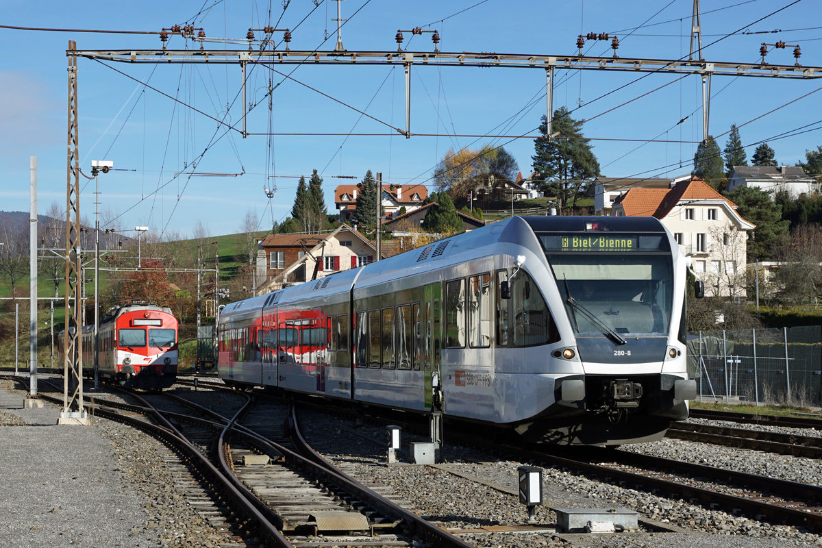 RABe 526 GTW als Regionalzug Moutier-Biel am 13. November 2020 bei Tavannes anlässlich einer Begegnung mit einem der beiden BLS RBDe 566 im Dienste der CJ.
Die Einsätze im Jura dieser Fahrzeuge sind bald Geschichte.
Fotostandort Bahnsteig, Bildausschnitt Fotoshop.
Foto: Walter Ruetsch 