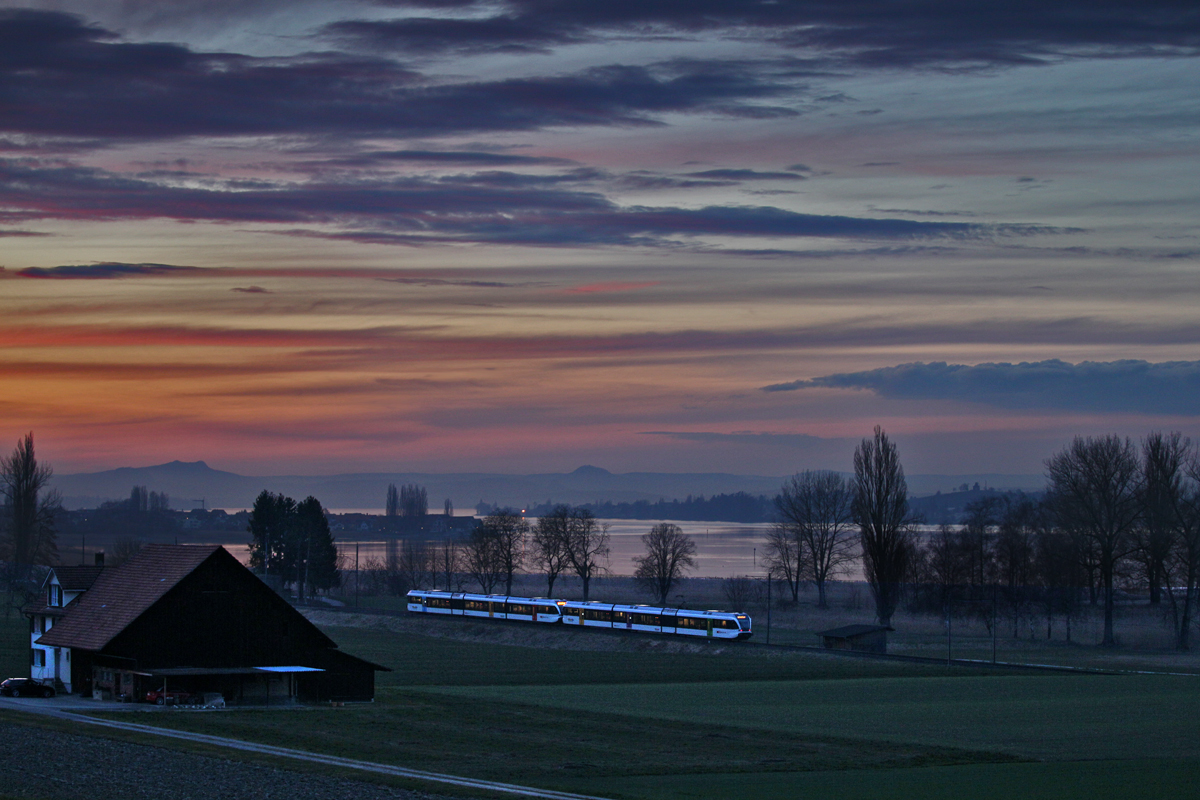 RABe 526 (Stadler GTW) Thurbo  als S3 fährt nach Kreuzlingen rein , bei einer selten so zu sehenden,wunderbaren Abendstimmung bei Tägerwilen mit Blickrichtung Ländle über den Bodensee hinaus ins Hegau rein mit den einzigartigen Vulkanbergen.Bild vom 16.3.2015