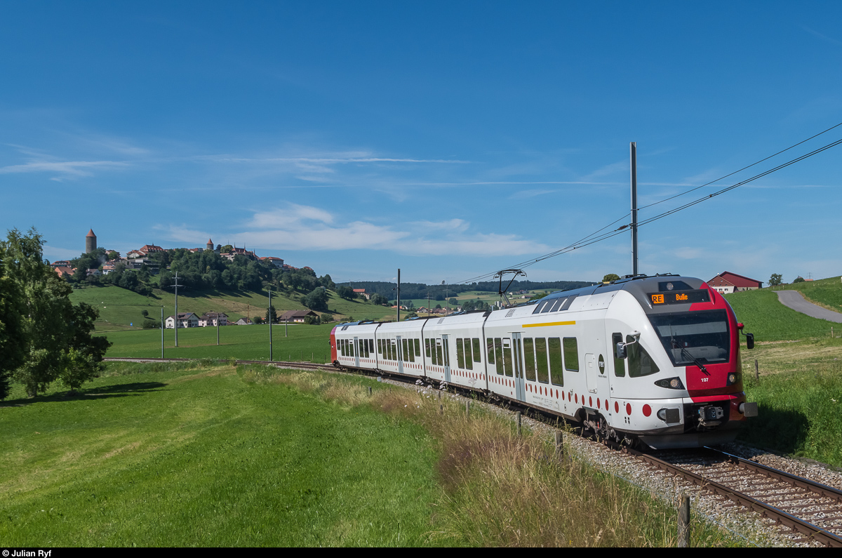 RABe 527 197 fährt am 7. Juli 2016 kurz nach Romont als RE in Richtung Bulle.