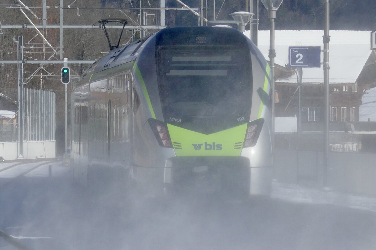 RABe 528 103 als Überfuhr nach Spiez am 26.11.23 bei der Durchfahrt im Bahnhof Zweismmen.