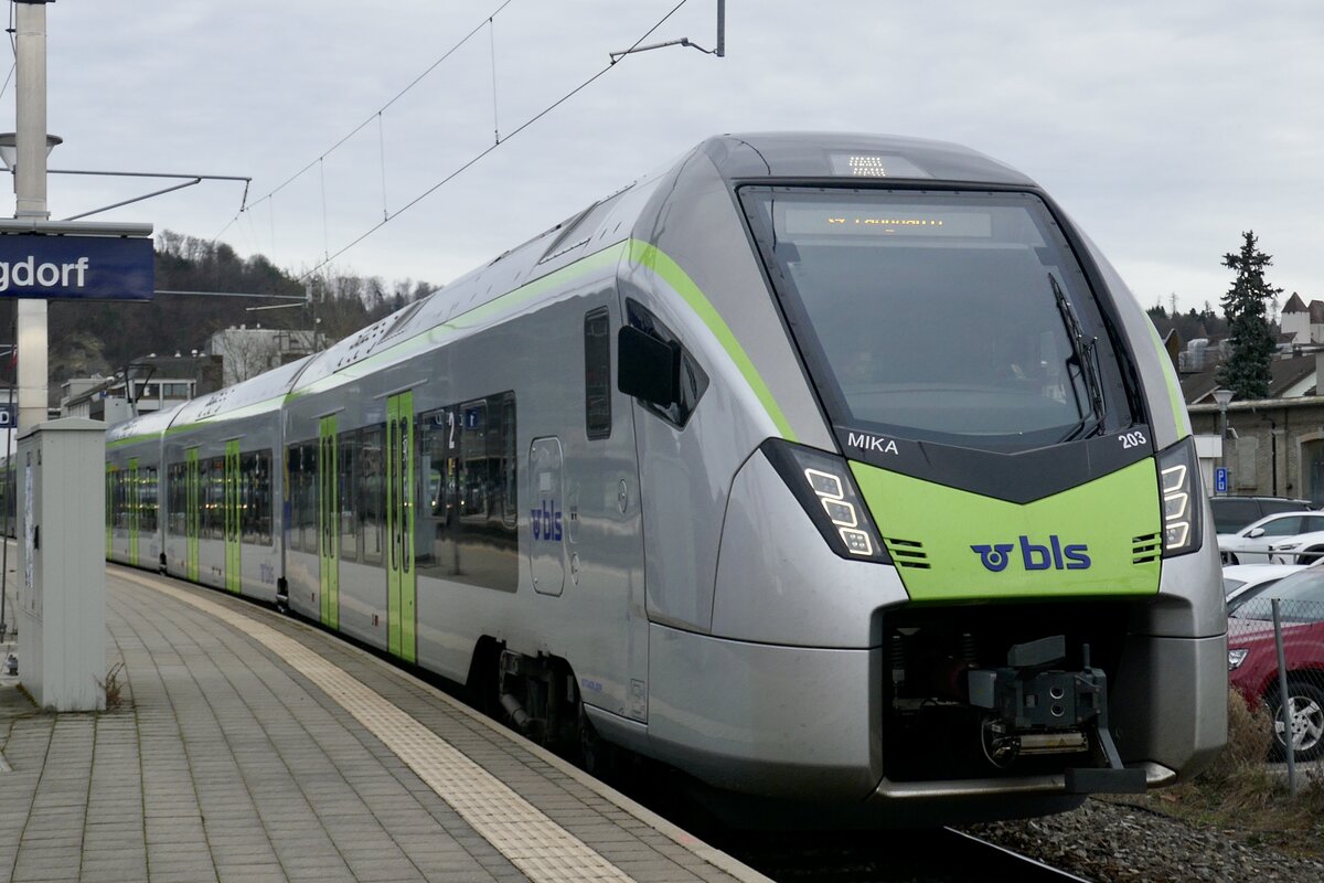 RABe 528 203 am 14.2.24 bei der Ausfahrt im Bahnhof Burgdorf.