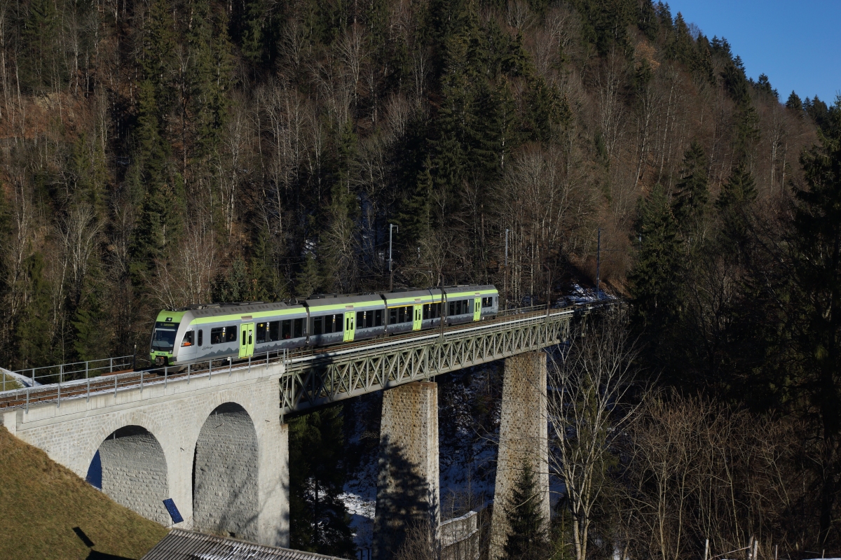 RABe 535 120-0 befindet sich am 08.12.2013 kurz nach Weissenburg.