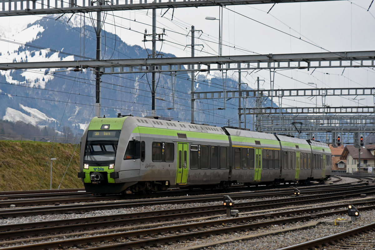 RABe 535 122-6 fährt beim Bahnhof Spiez ein. Die Aufnahme stammt vom 19.12.2018.