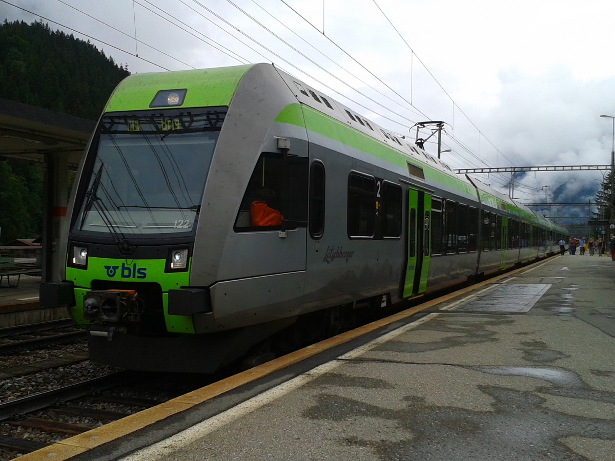 RABe 535 122 als RE 4265  Lötschberger  (Bern - Spiez - Brig) am 23.7.2015 beim Halt im Bahnhof Kandersteg.