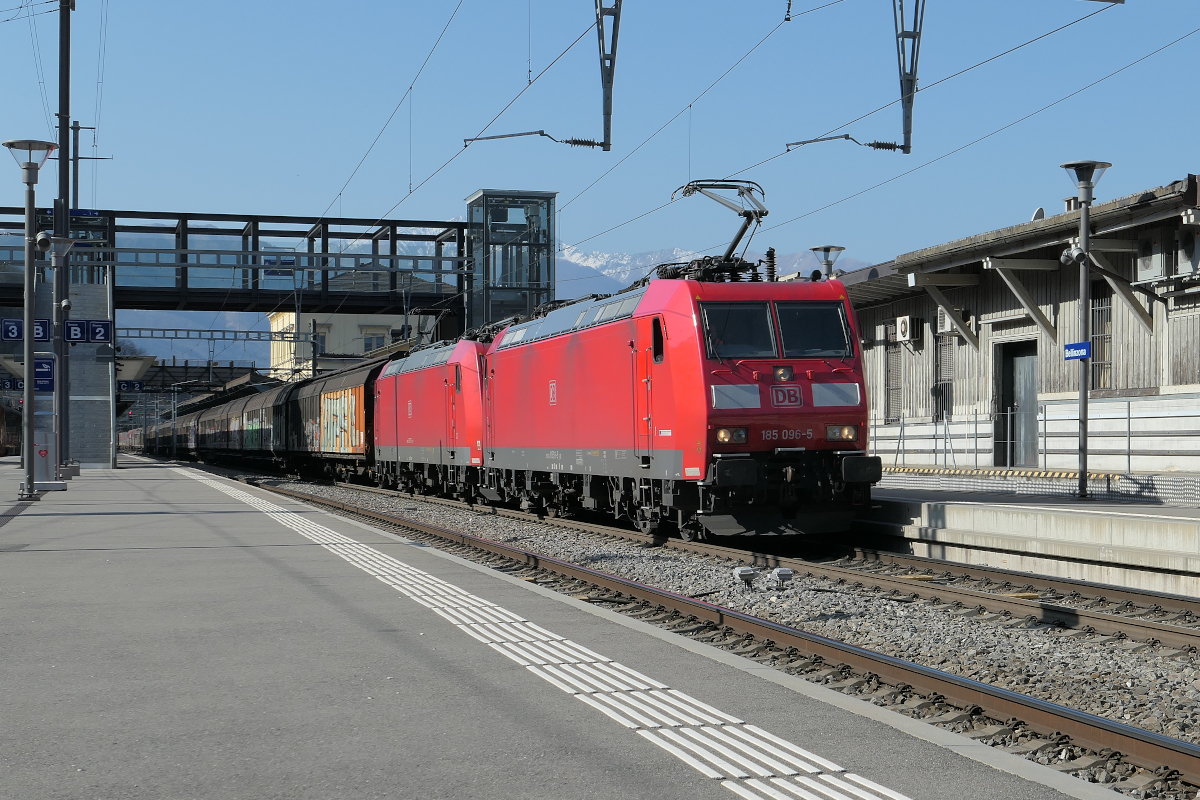 Radikal modern und mit einer sehr leistungsfähigen Infrastruktur präsentieren sich die Schweizer Bahnen im Jahr 2023. Man denke nur an den Gotthard-Basistunnel und seine südliche Ergänzung, den Ceneri-Basistunnel!
Letzteren habe die 185 096 und die 185 117 der DB Cargo bereits durchquert, als sie am sonnigen Vormittag des 18. März 2023 durch den Bahnhof Bellinzona Richtung Gotthard fahren.