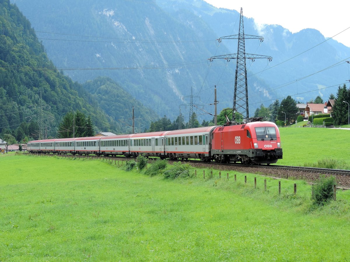 Radin - 28/07/2017 : die 1016 049 zieht den IC 119 Münster - Innsbrück die Arlbergstrecke hinauf.
