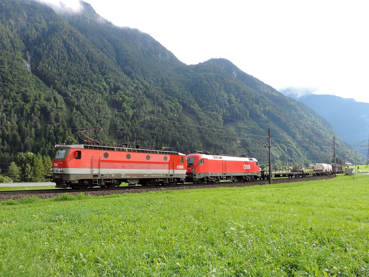 Radin - 28/07/2017 : gemichter Güterzug, gezogen von der 1144 034 und der 1116 197, fährt bergwärtz...