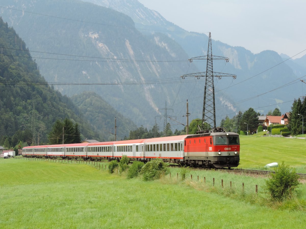 Radin/Braz - 1. August 2020 : Bevor ein Gewitter aufbricht hatte ich noch die Gelegenheit den IC 119 Bodensee abzulichten, an diesem Tag mit der 1144 037 bespannt.