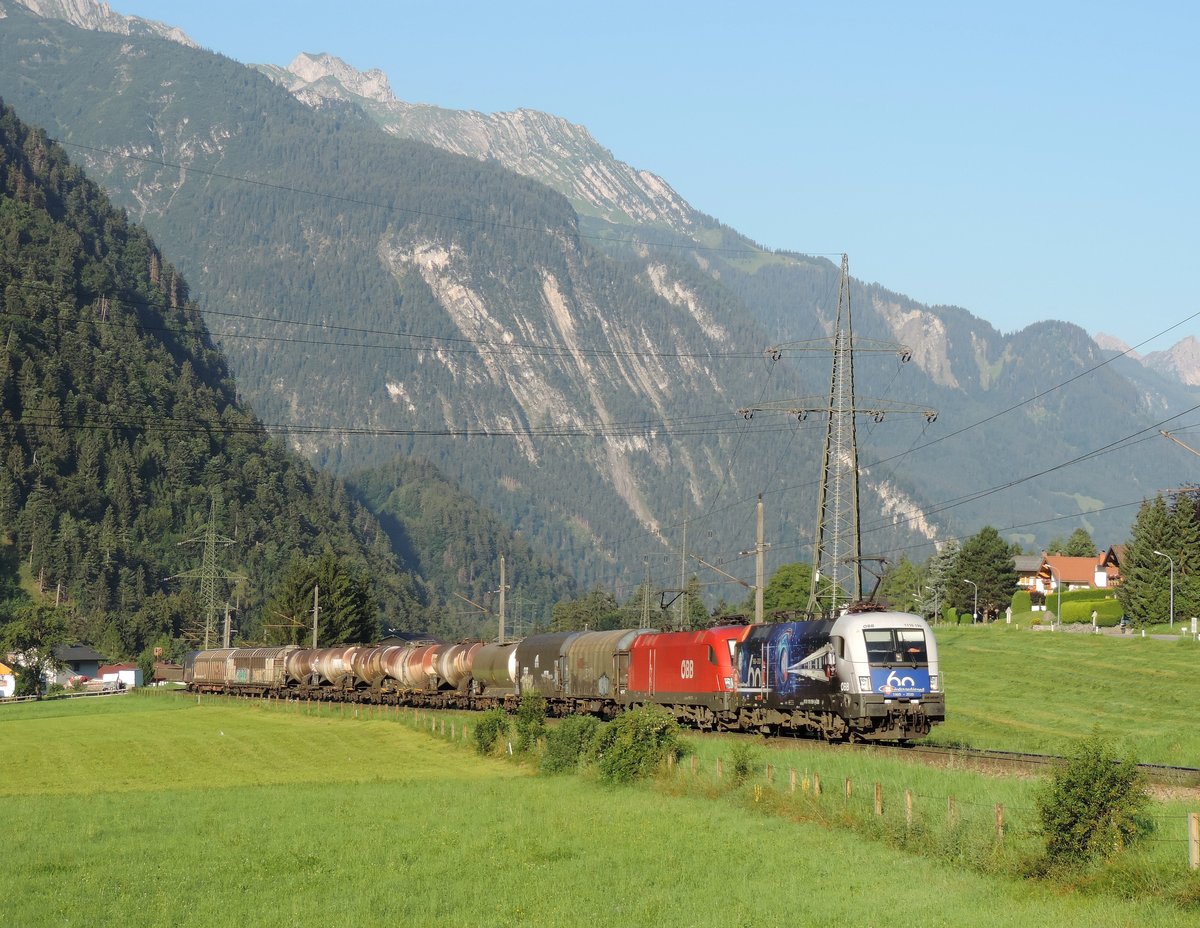 Radin/Braz - 30. Juli 2020 : 60 Jahre Roco Werbelok 1116 199 mit 1116 177 mit einem Gemichten bergwärtz auf der Westrampe der Arlbergbahn.