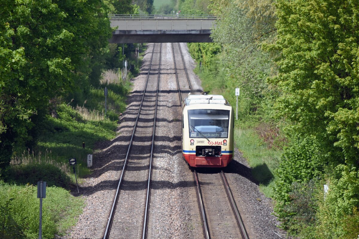 RADOLFZELL am Bodensee (Landkreis Konstanz), 06.05.2023, Wagen 253 der HzL als RB32/Baden-Württemberg (und damit Bestandteil der S-Bahn Bodensee) in Richtung Stockach nach Ausfahrt aus dem Haltepunkt Radolfzell-Haselbrunn