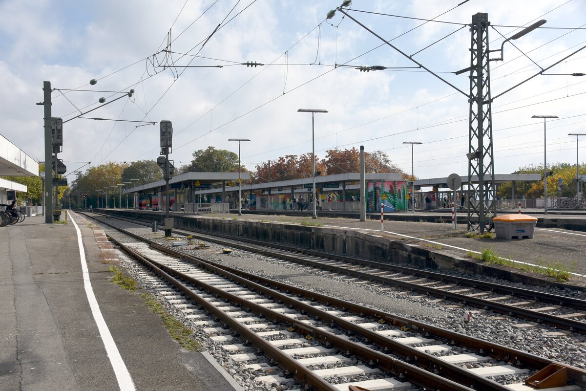 RADOLFZELL am Bodensee (Landkreis Konstanz), 16.10.2025, Blick von Westen auf den Bahnhof Radolfzell