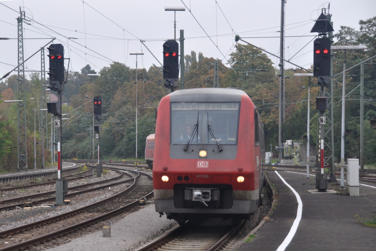 RADOLFZELL am Bodensee (Landkreis Konstanz), 03.10.2014, 611 016 von Ulm Hbf nach Basel Bad Bf bei der Einfahrt in den Bahnhof Radolfzell